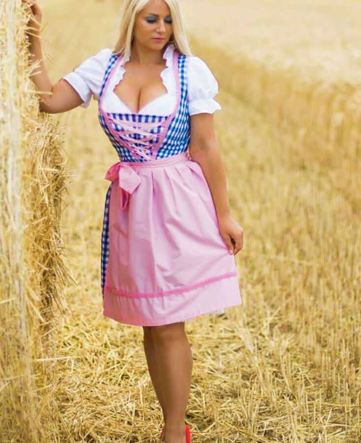 Fesche Madln im Dirndl zum Zweihundertachtzehnt`n 20 of 100 pics