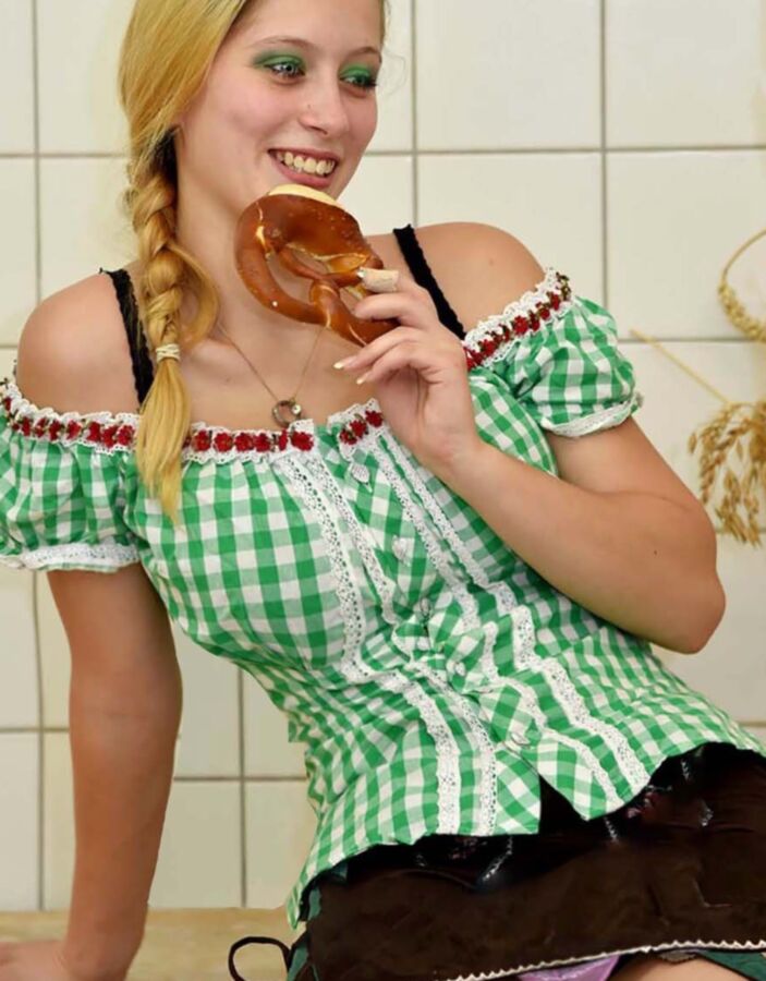 Fesche Madln im Dirndl zum Zweihundertachtzehnt`n 3 of 100 pics