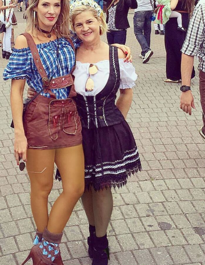 Fesche Madln im Dirndl zum Zweihundertachtzehnt`n 23 of 100 pics