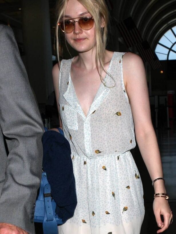 Dakota Fanning at LAX Airport 1 of 6 pics