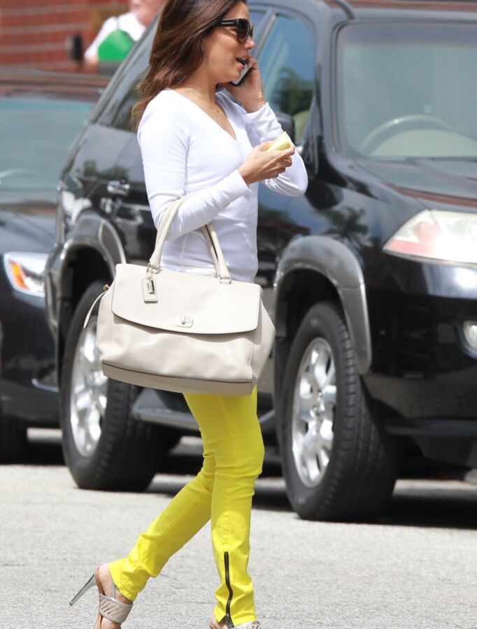 Eva Longoria Ass in Tight Yellow Jeans, Out and About in LA 19 of 27 pics