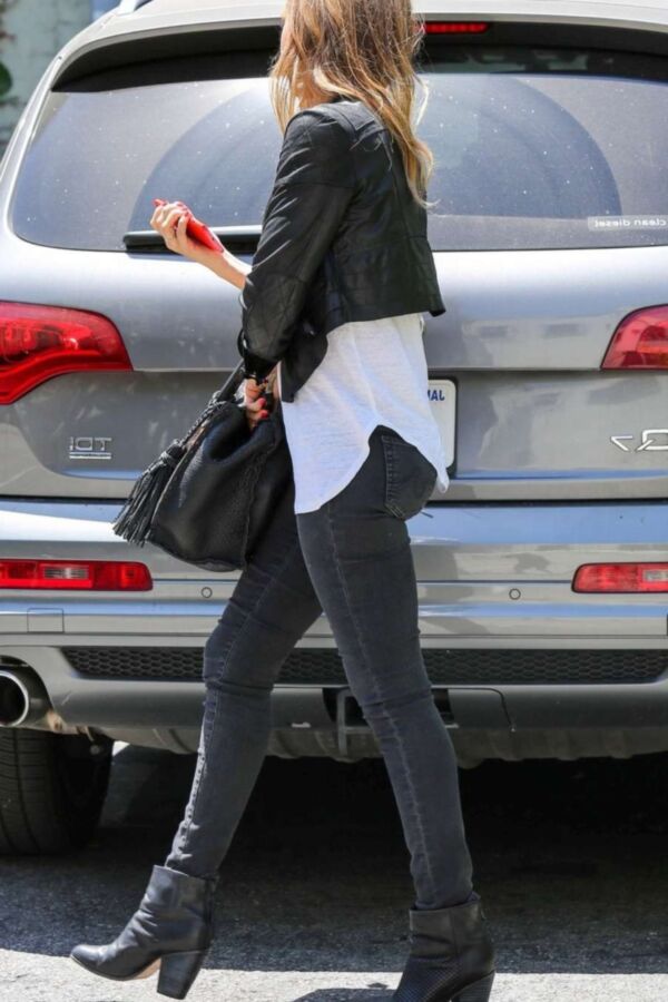 Jessica Alba Arriving at the Gym in West Hollywood 8 of 14 pics