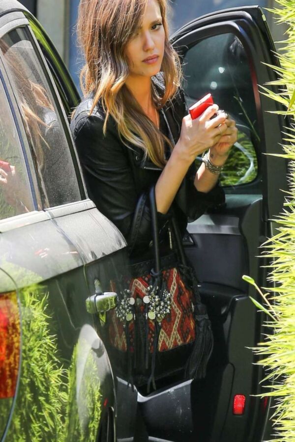 Jessica Alba Arriving at the Gym in West Hollywood 2 of 14 pics