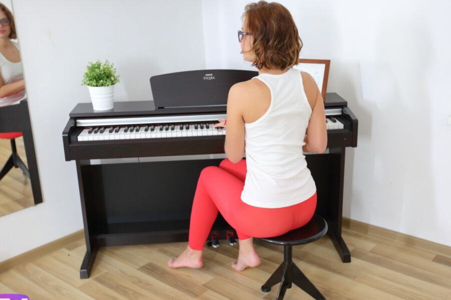 TmwVRnet Carolin - A Hot Fairy Masturbates During a Piano Lesson 4 of 126 pics