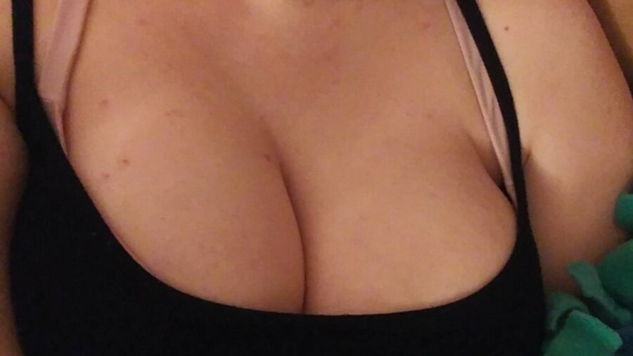 Pussy Play and Boobs 1 of 6 pics