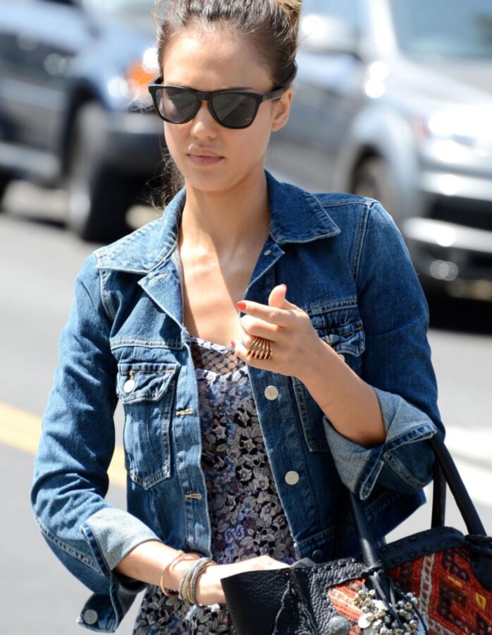 Jessica Alba Out and About in Santa Monica 11 of 34 pics