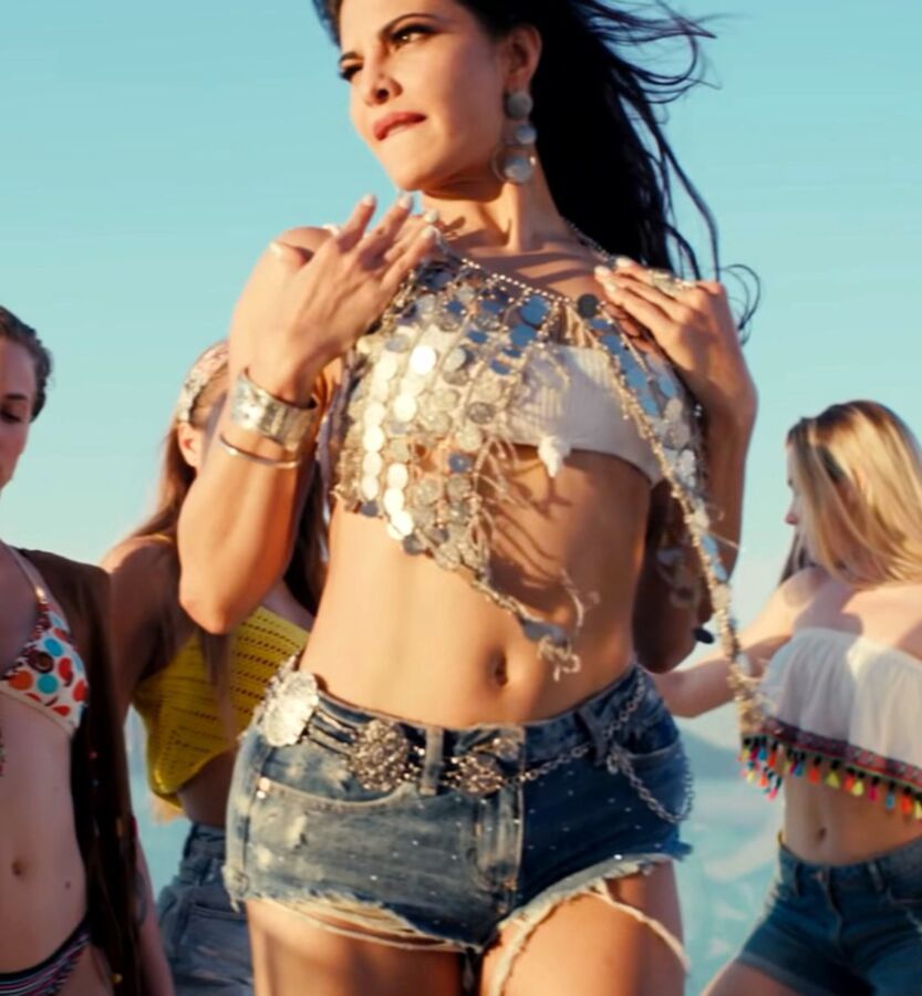 Jacqueline Fernandez - Super Hot Celeb in Item Song from Saaho 9 of 28 pics