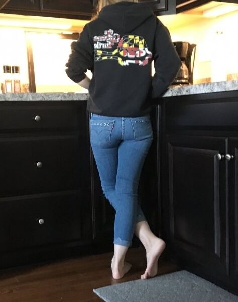 That Dammm Fine Ass of My Big Sister in Tight Jeans 14 of 32 pics