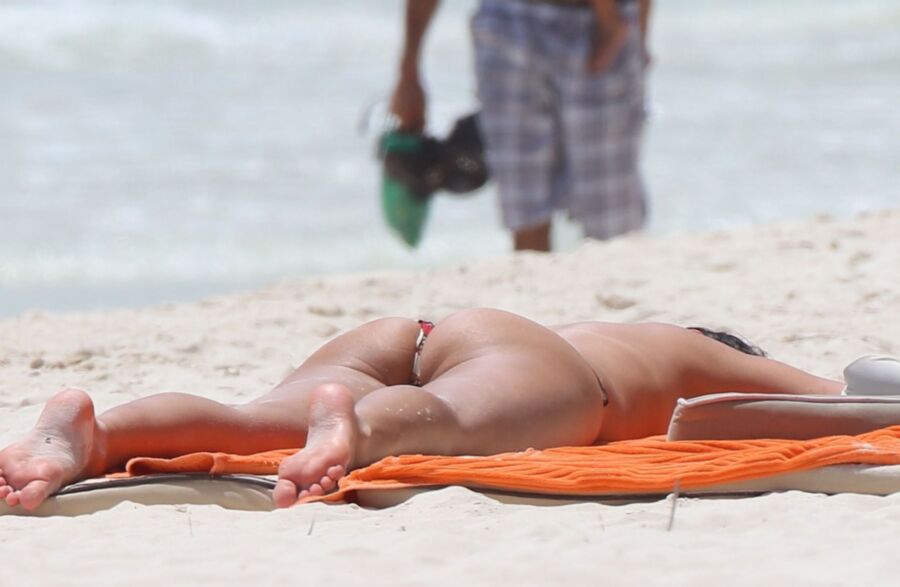 Kelly Brook at the beach ! Waw ! 3 of 59 pics