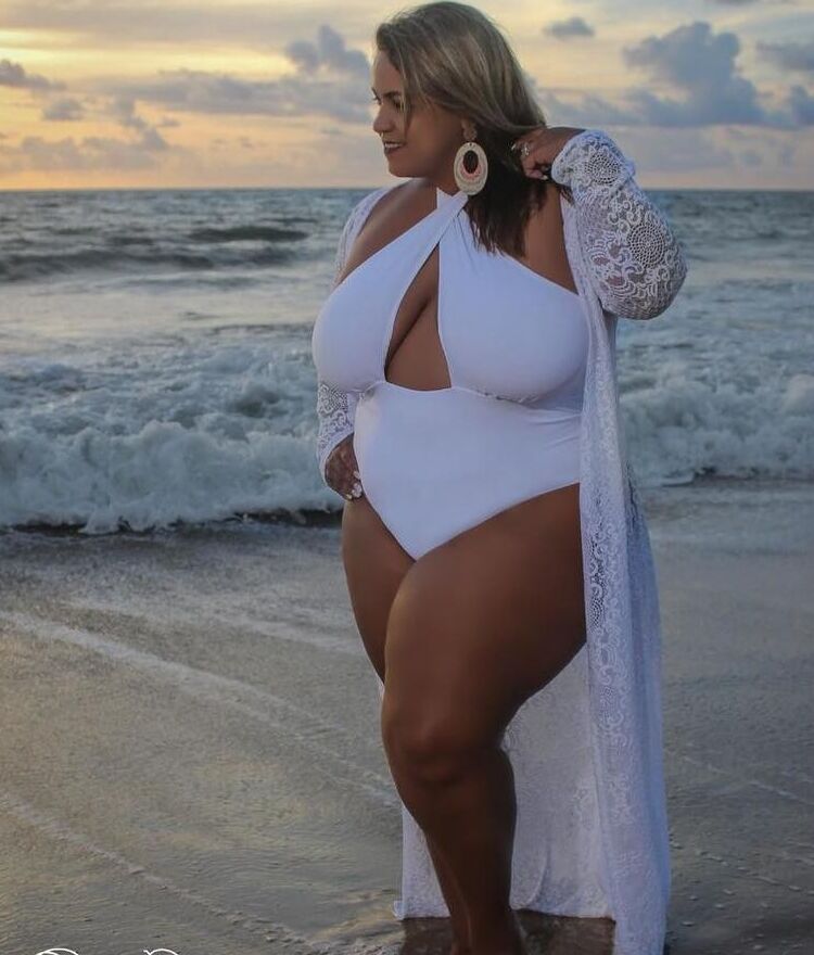 Elaine Souza - BBW Plus Size Model 23 of 44 pics