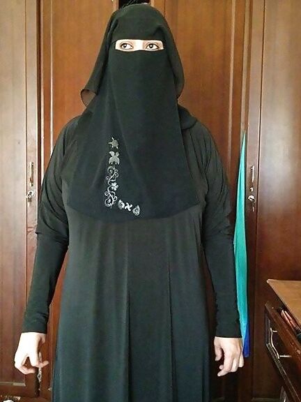Yemeni Muslim Niqabi Hotwife with her cuckold husband - Amateur 1 of 131 pics