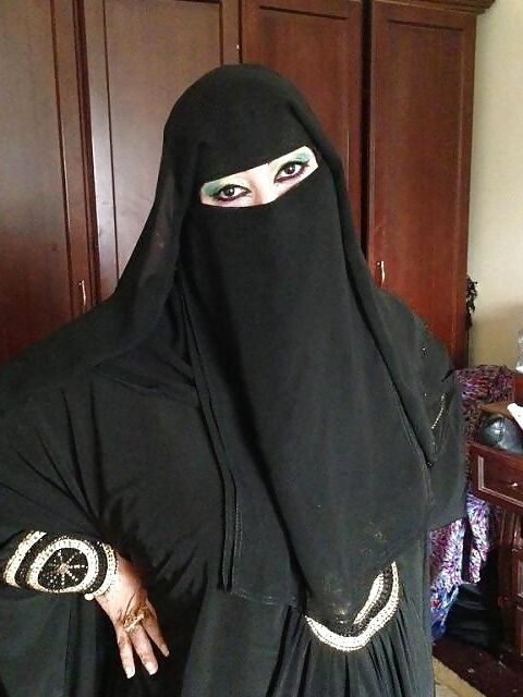 Yemeni Muslim Niqabi Hotwife with her cuckold husband - Amateur 2 of 131 pics