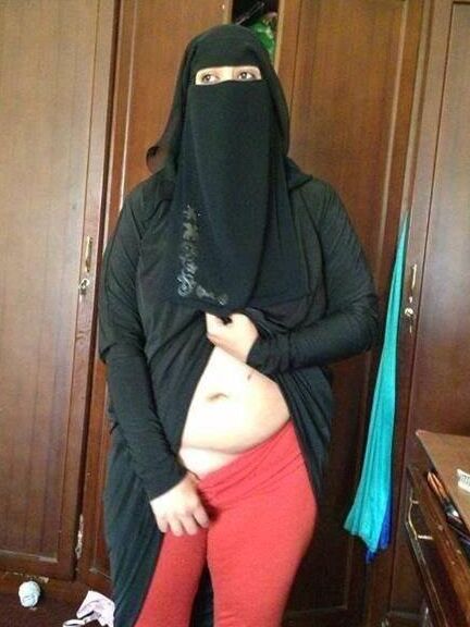 Yemeni Muslim Niqabi Hotwife with her cuckold husband - Amateur 4 of 131 pics