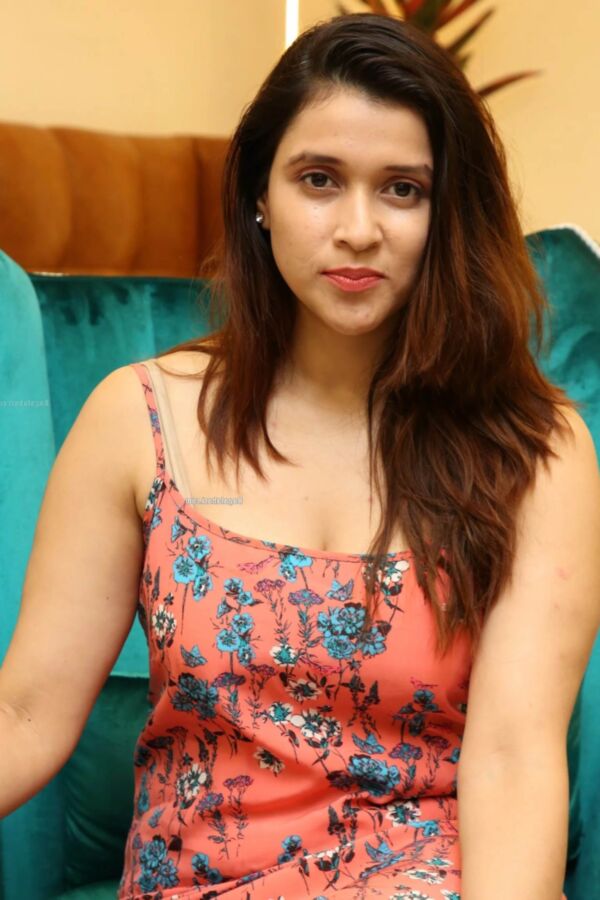 Mannara Chopra- Busty Voluptuous Indian Babe flaunts Sexy Curves 7 of 125 pics