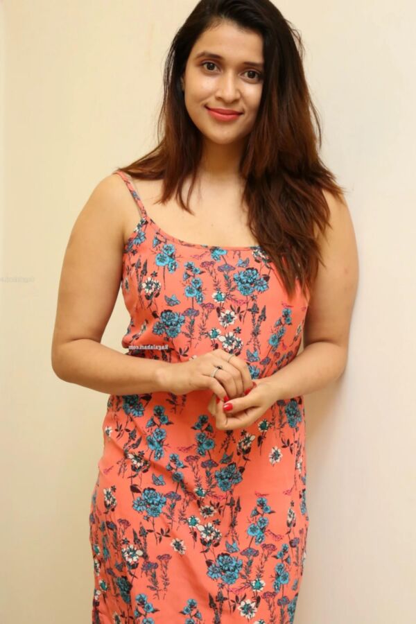 Mannara Chopra- Busty Voluptuous Indian Babe flaunts Sexy Curves 12 of 125 pics