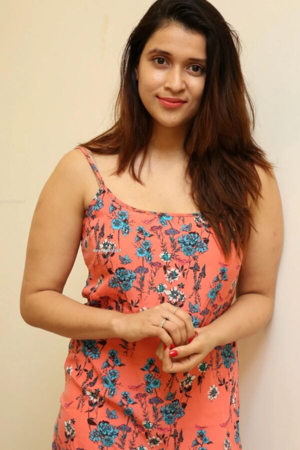 Mannara Chopra- Busty Voluptuous Indian Babe flaunts Sexy Curves 11 of 125 pics
