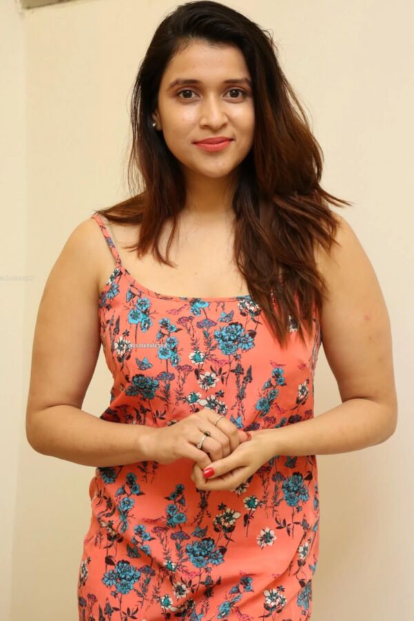 Mannara Chopra- Busty Voluptuous Indian Babe flaunts Sexy Curves 9 of 125 pics