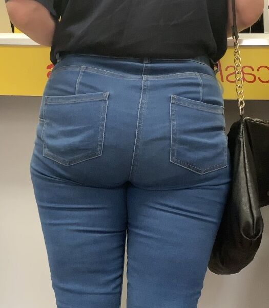 UK milf clenching her ass in jeans  14 of 16 pics