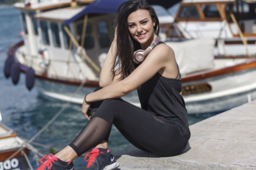 Turkish Actress Tuvana T�rkay 1 of 9 pics