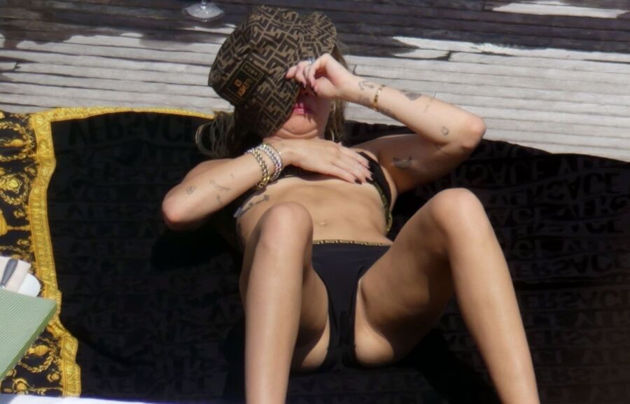 Miley Cyrus the body 2 of 17 pics