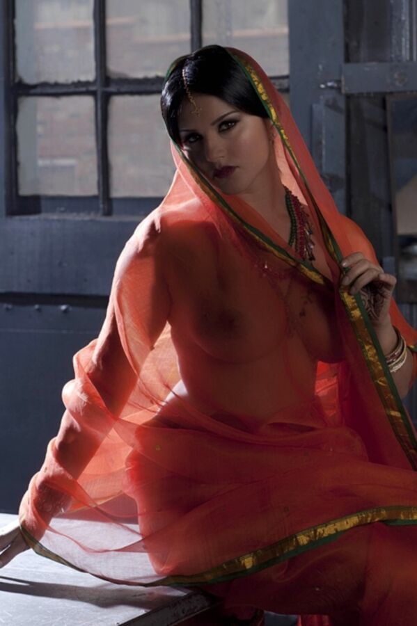 Sunny Leone- Busty Indian Celeb Poses Naked in Transparent Saree 8 of 16 pics