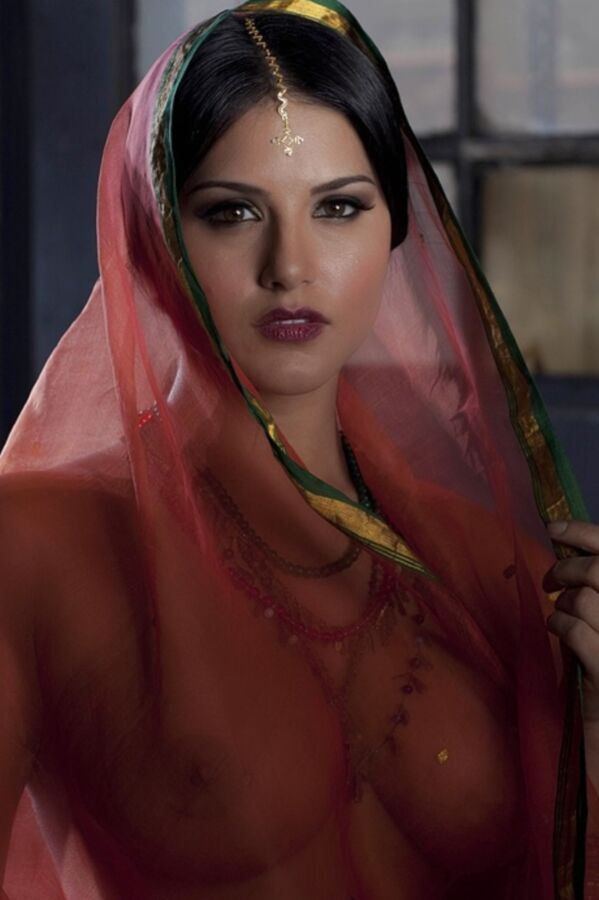 Sunny Leone- Busty Indian Celeb Poses Naked in Transparent Saree 2 of 16 pics