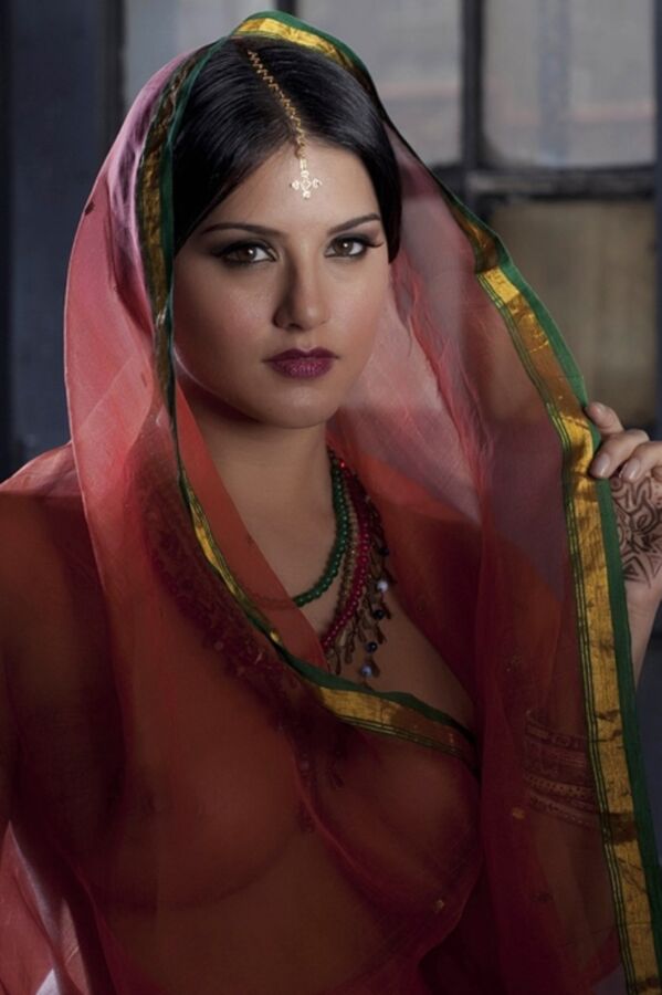 Sunny Leone- Busty Indian Celeb Poses Naked in Transparent Saree 3 of 16 pics