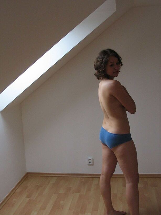Janina - Nackt in der leeren Wohnung 8 of 41 pics