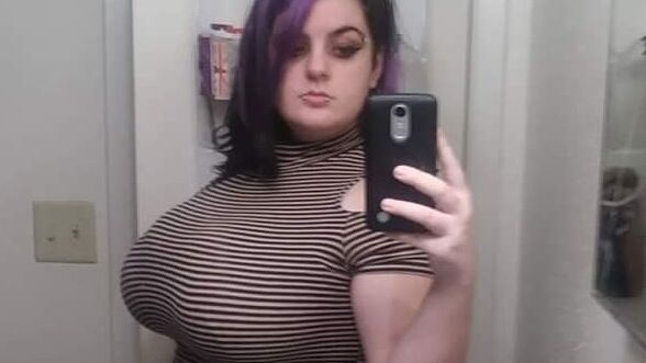 Young College Student BBW Goth WIth An AMAZING Body! 14 of 32 pics