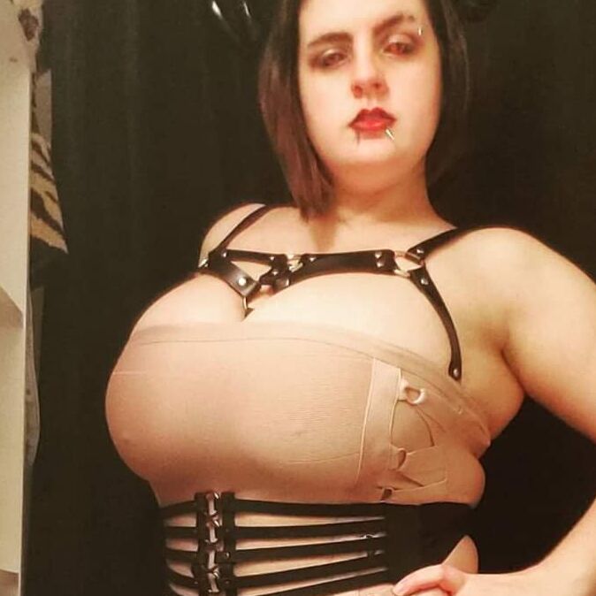 Young College Student BBW Goth WIth An AMAZING Body! 19 of 32 pics
