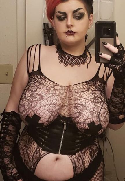 Young College Student BBW Goth WIth An AMAZING Body! 1 of 32 pics