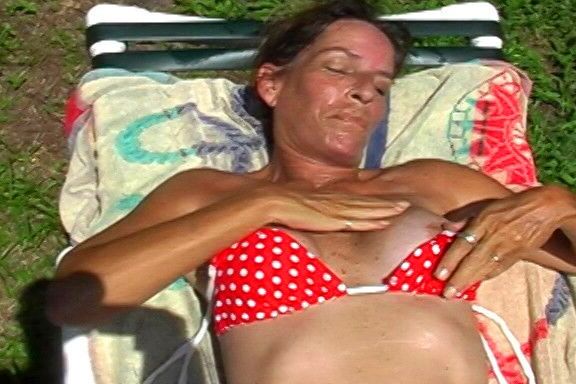 Melbourne FL Milf Cynthia Sunbathing Tits 22 of 31 pics