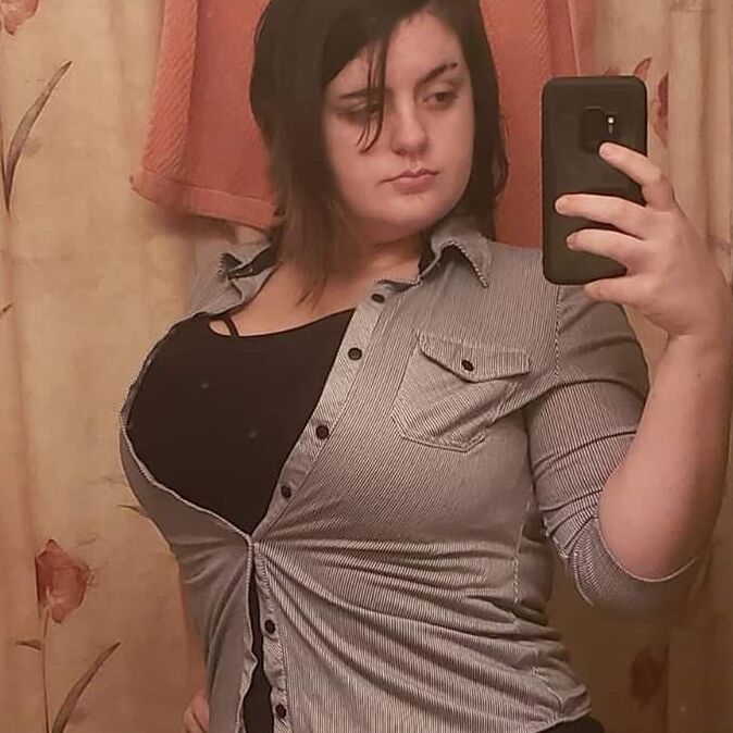 Young College Student BBW Goth WIth An AMAZING Body! 12 of 32 pics