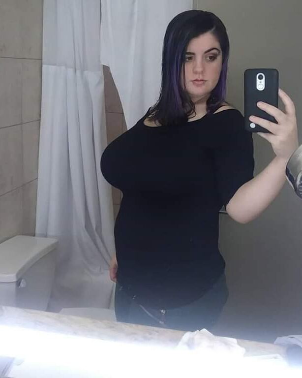 Young College Student BBW Goth WIth An AMAZING Body! 24 of 32 pics