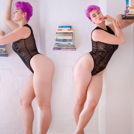 Short hair Stefania Ferrario 22 of 39 pics