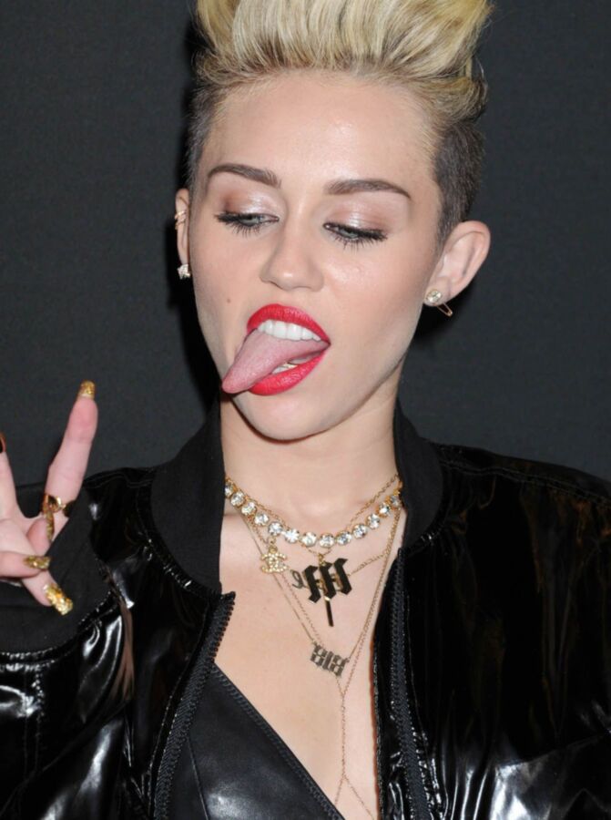 Miley Cyrus has SLUTTY FACES! 13 of 18 pics