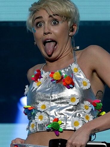 Miley Cyrus has SLUTTY FACES! 16 of 18 pics