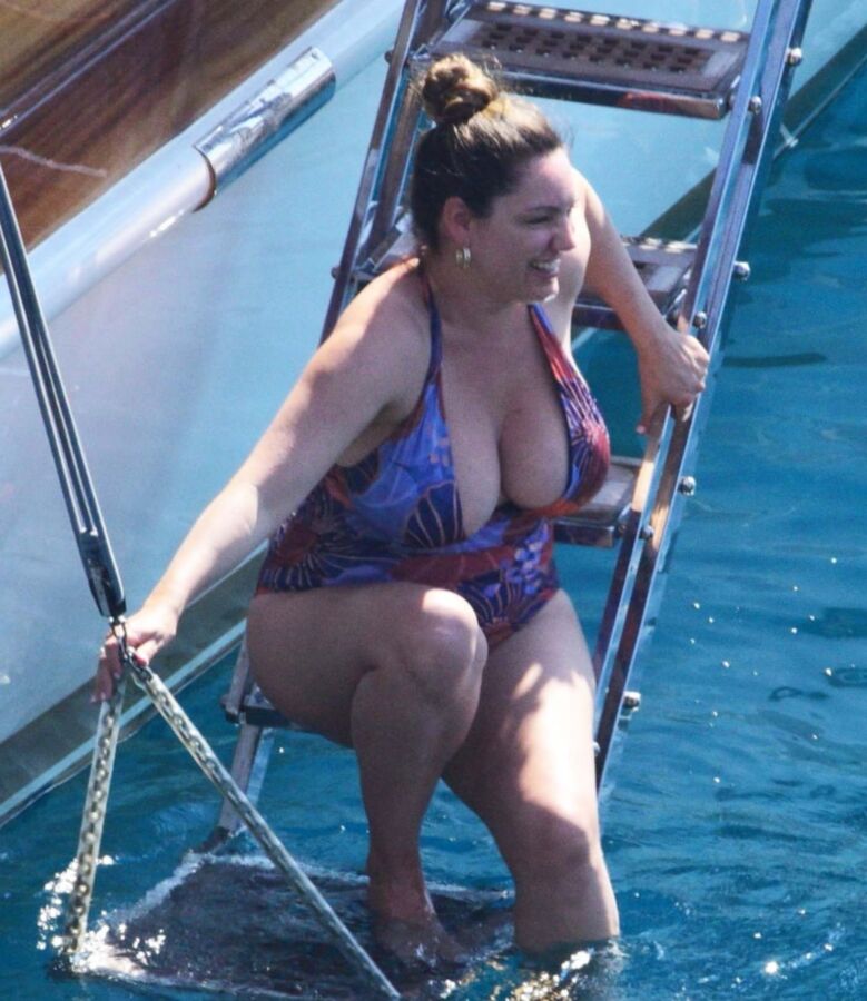 Kelly Brook- Busty British Babe with Curvy Body in Sexy Swimsuit 3 of 13 pics