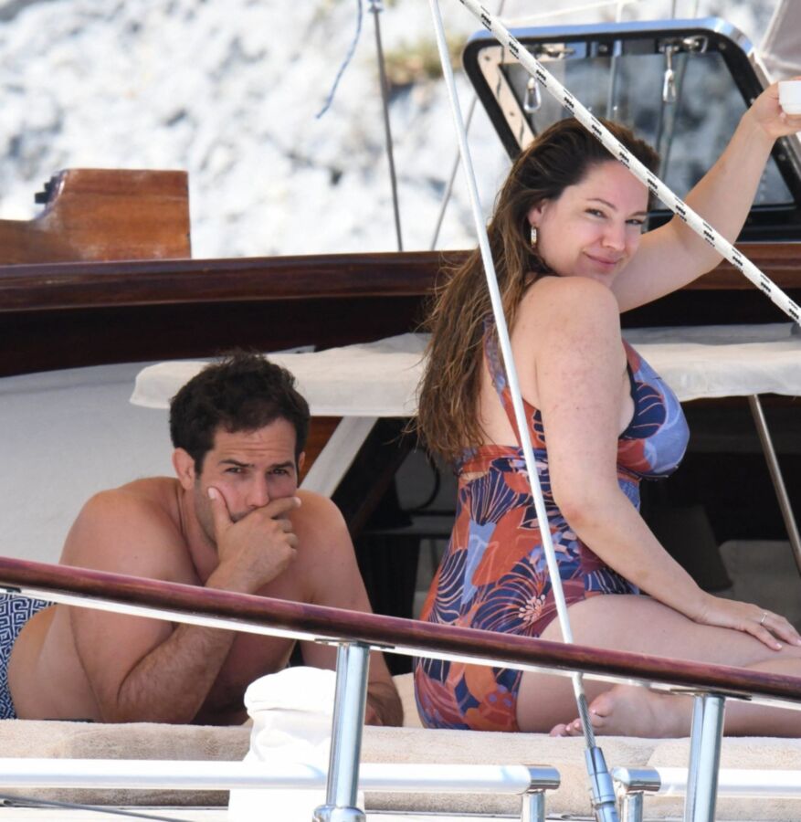 Kelly Brook- Busty British Babe with Curvy Body in Sexy Swimsuit 13 of 13 pics