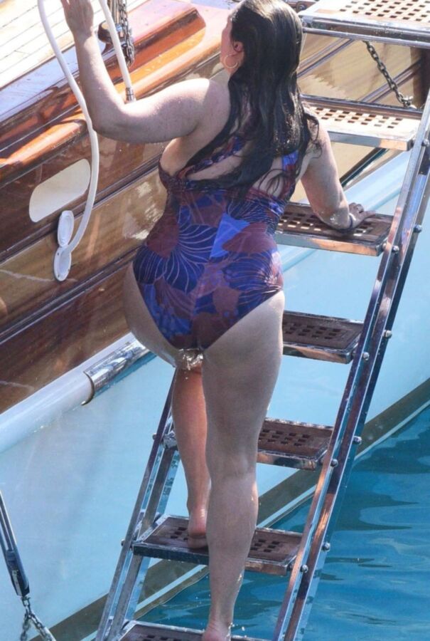 Kelly Brook- Busty British Babe with Curvy Body in Sexy Swimsuit 11 of 13 pics