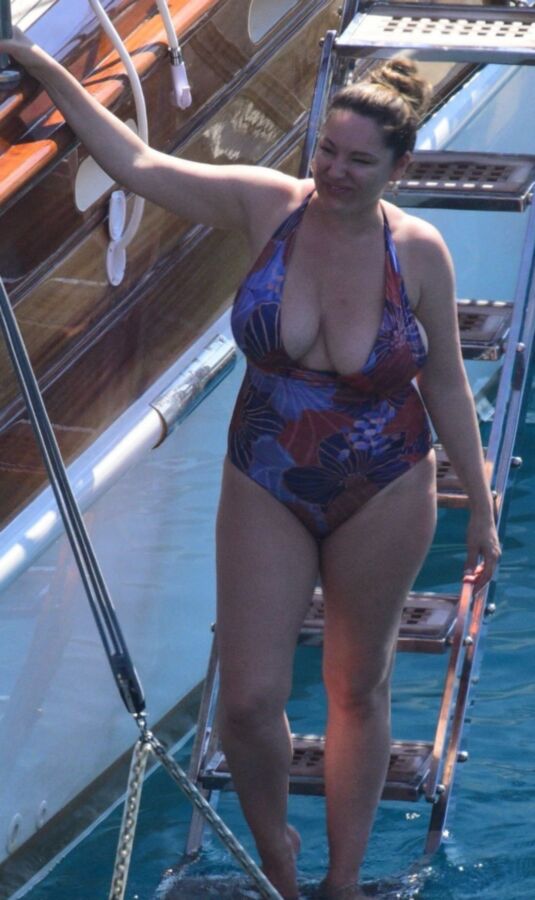 Kelly Brook- Busty British Babe with Curvy Body in Sexy Swimsuit 2 of 13 pics