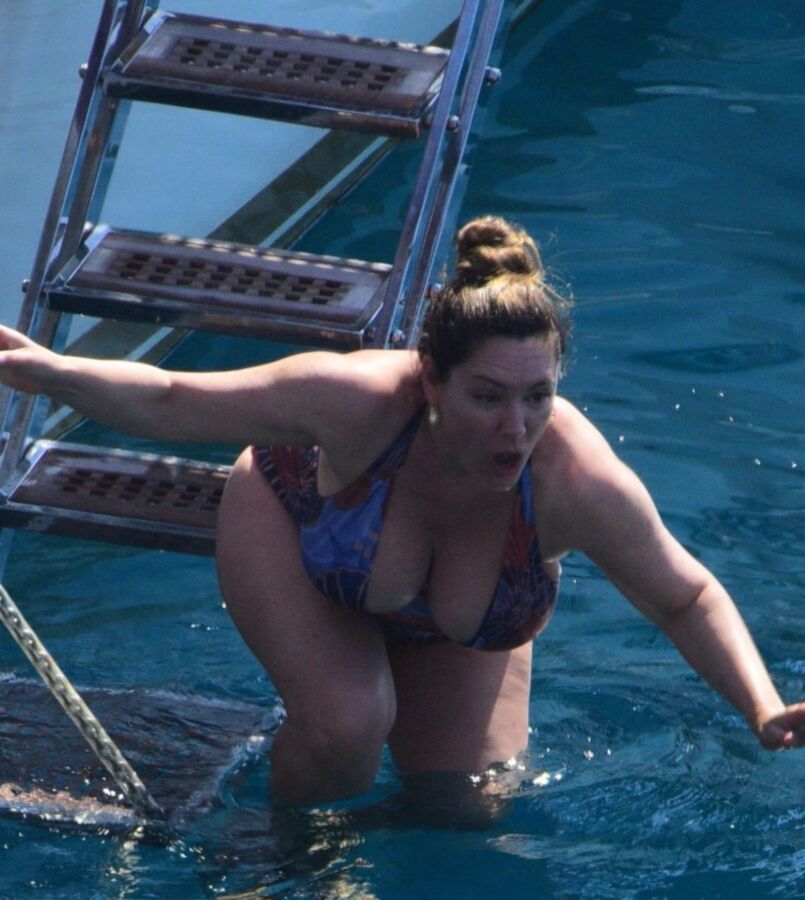 Kelly Brook- Busty British Babe with Curvy Body in Sexy Swimsuit 4 of 13 pics