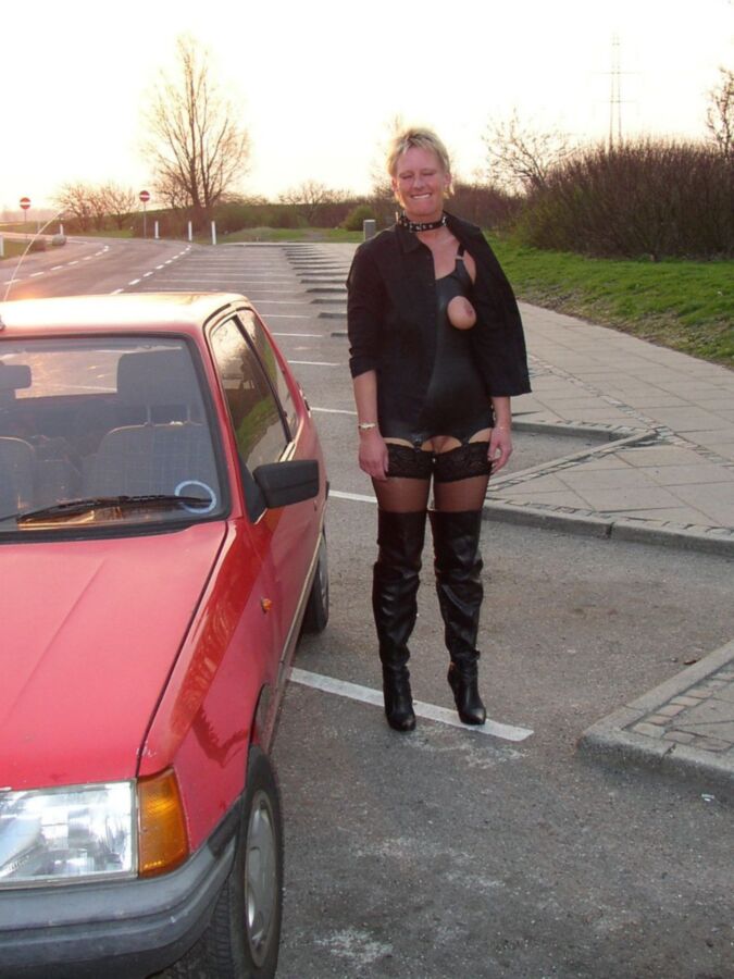 S&M Slag - Shows Her Best car Moves 6 of 11 pics