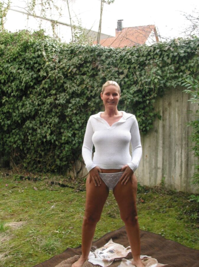 Busty PAWG Amateur German MILF Posing 6 of 45 pics