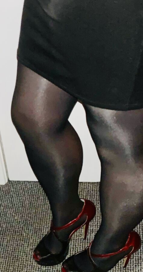 Pantyhose heels CD ready to be gangbanged 14 of 17 pics