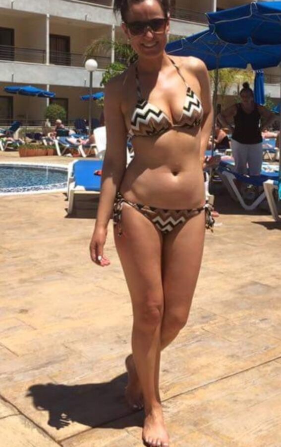 PERFECT MILF SIOBHAN SHOWING OFF HER BODY IN BIKINIS 1 of 23 pics