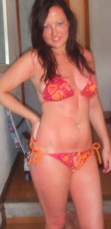 PERFECT MILF SIOBHAN SHOWING OFF HER BODY IN BIKINIS 3 of 23 pics