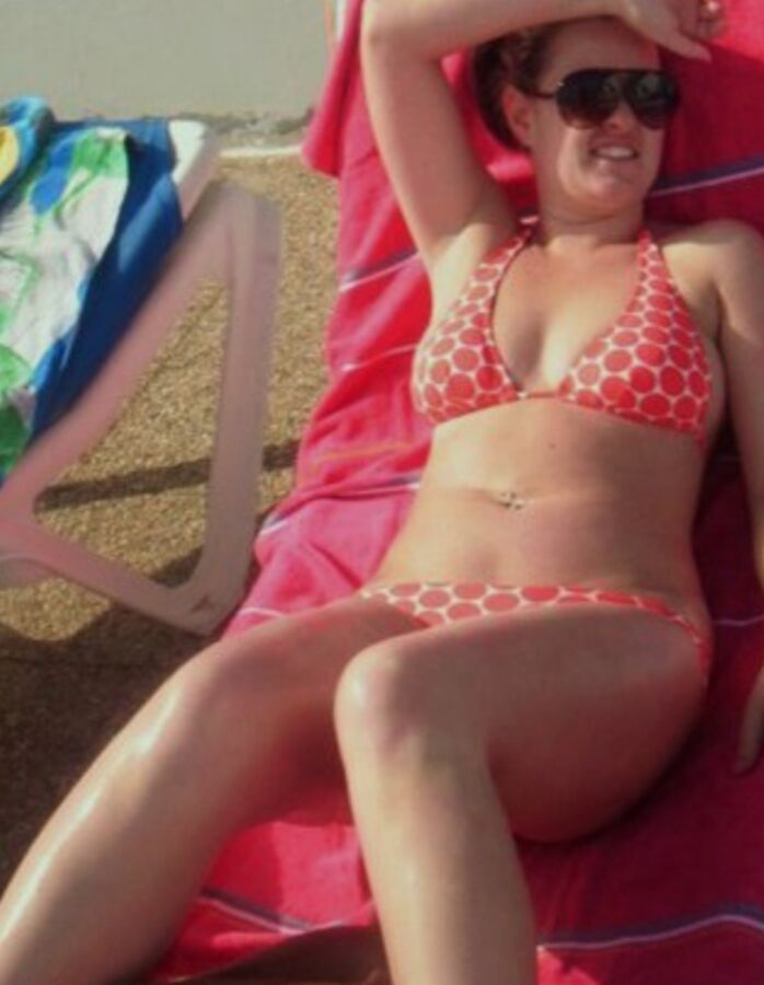 PERFECT MILF SIOBHAN SHOWING OFF HER BODY IN BIKINIS 5 of 23 pics