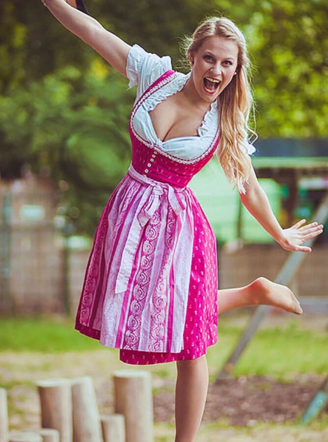 Fesche Madln im Dirndl zum Zweihundertfünfundzwanzi gst`n 17 of 100 pics