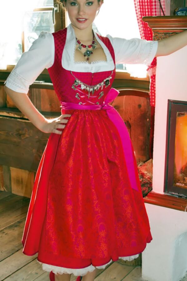 Fesche Madln im Dirndl zum Zweihundertfünfundzwanzi gst`n 22 of 100 pics